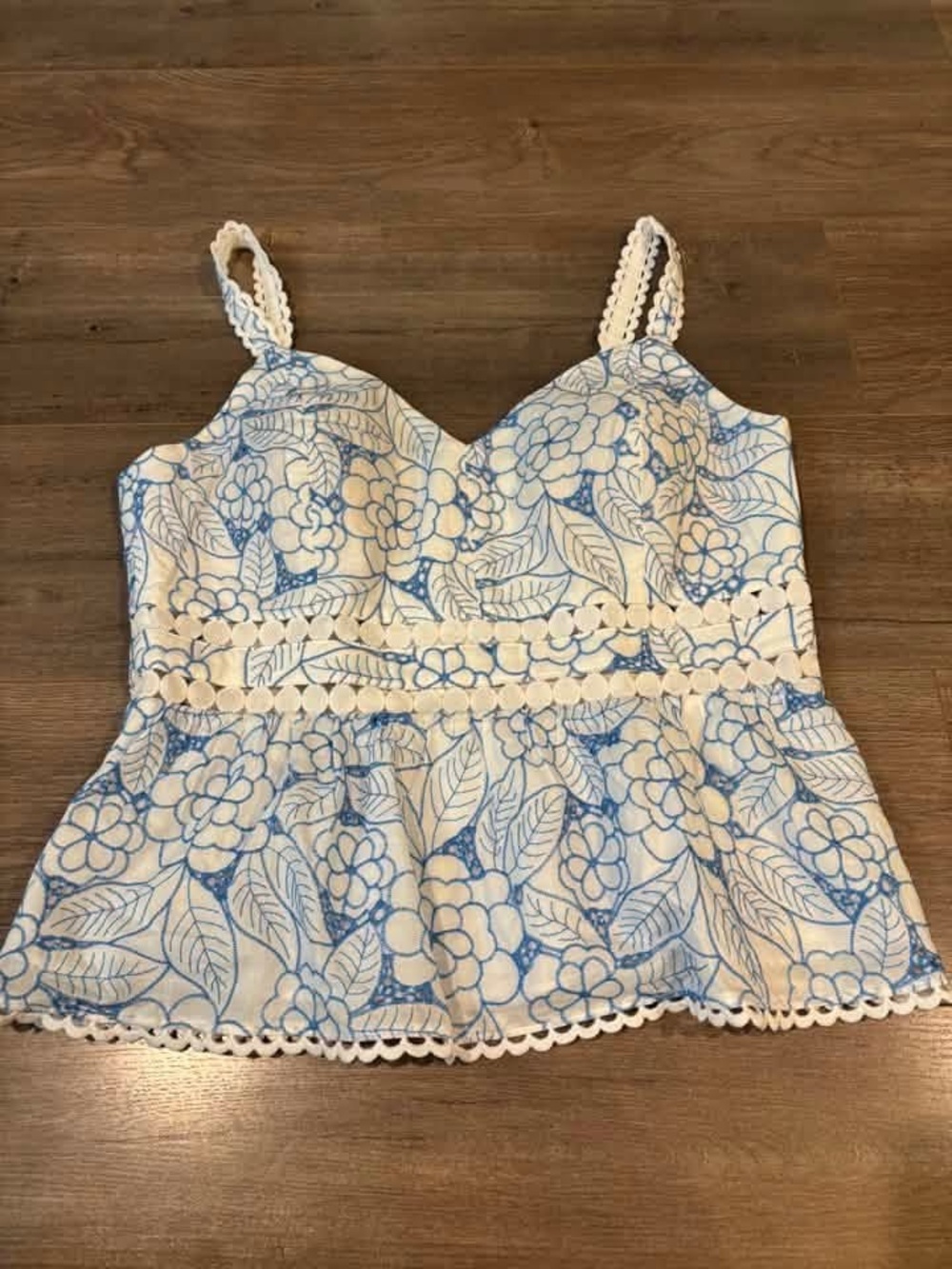 Lilly Pulitzer Tiah Eyelet Top
Sun wash blue/ sun showers embroidery